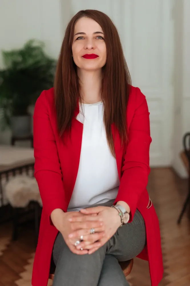 Coach Anna Pietrzkiewicz — profesjonalne zdjęcie psychoterapeutki z Warszawy