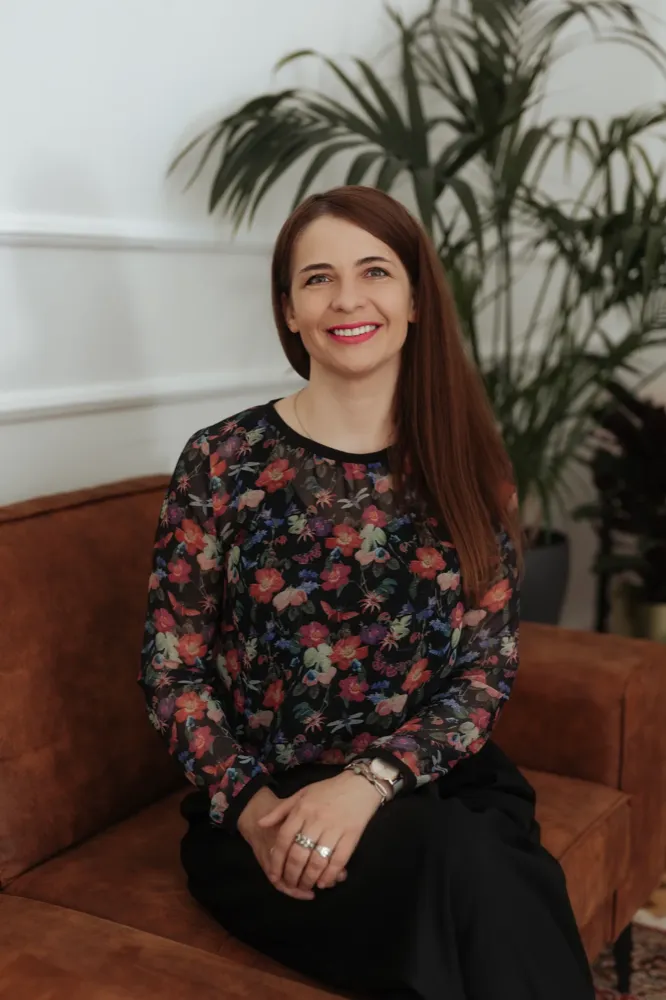 Anna Pietrzkiewicz — psychoterapeutka Gestalt i coach siedząca w gabinecie terapeutycznym