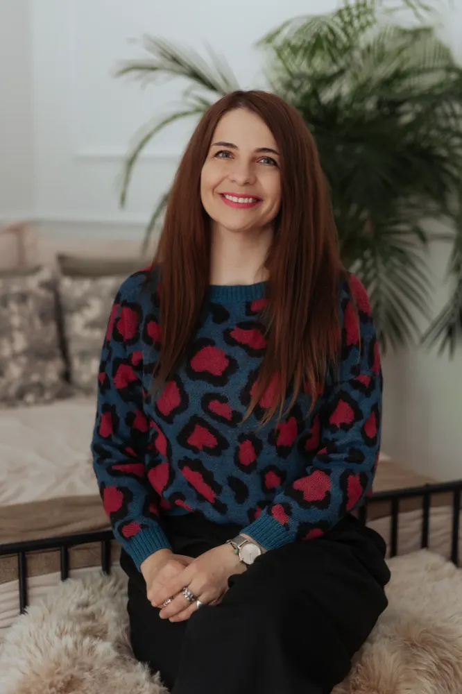 Psychoterapeutka Gestalt Anna Pietrzkiewicz w przytulnym gabinecie terapeutycznym